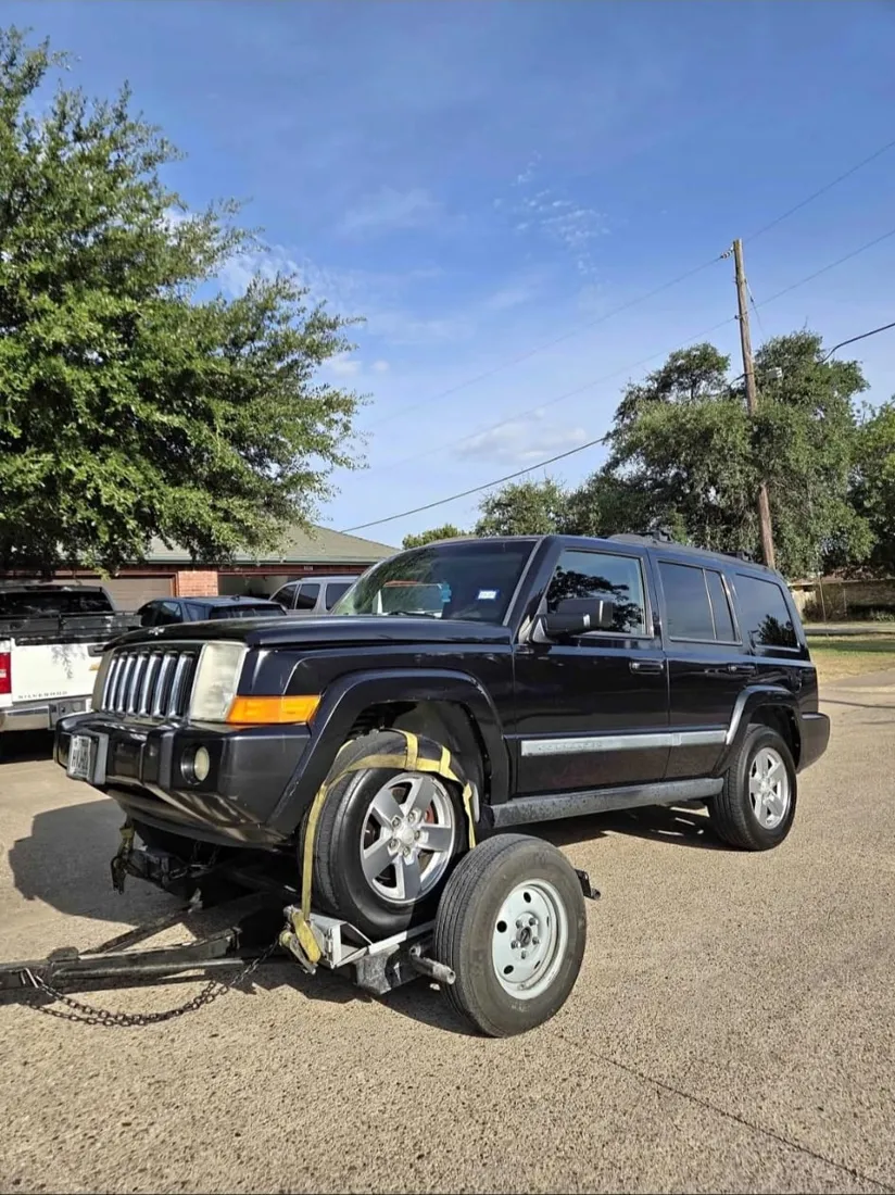 Jeep Commander negro sobre el remolque de Portillo.